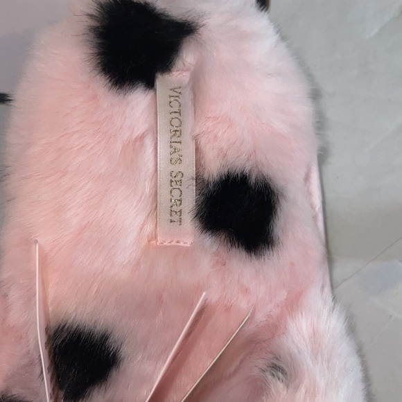 7/8 VICTORIA'S SECRET
Closed Toe Faux Fur Slipper - Picture 7 of 15